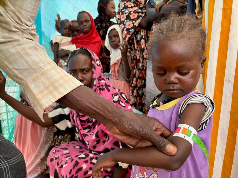 Meisje wordt gecheckt op ondervoeding