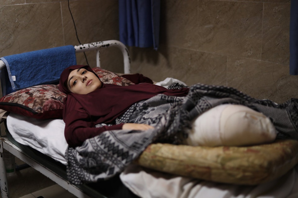 Patiente in bed van ziekenhuis in Gaza.