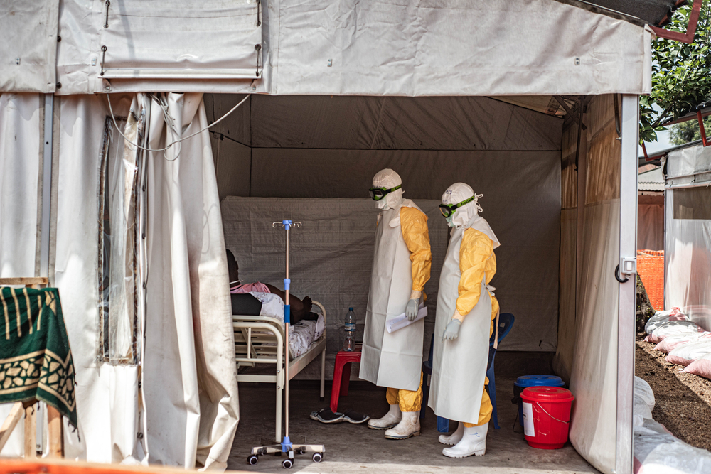 artsen bij patient bij ebola uitbraak DR Congo en Oeganda.