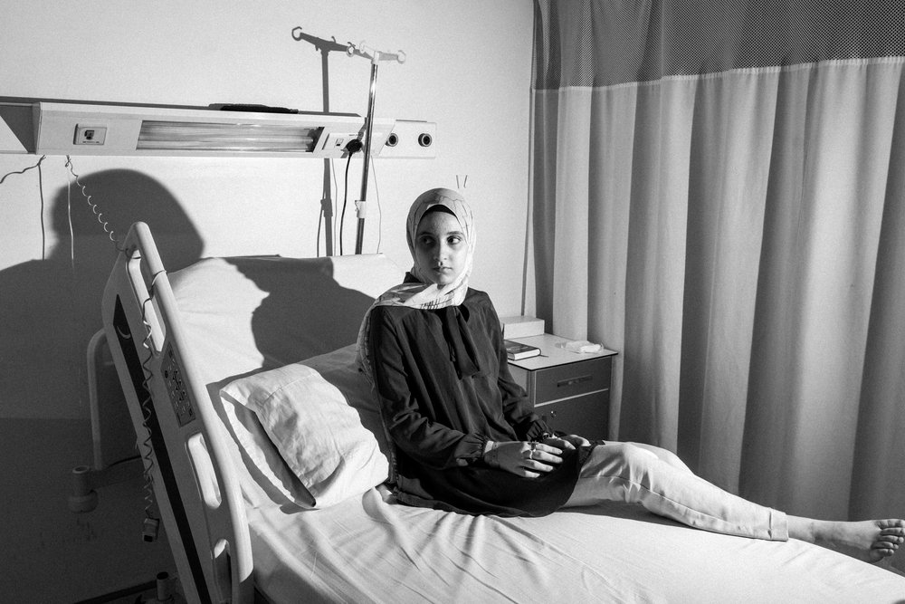 Op 9 december 2023 werd het huis van Shaded (16) geraakt tijdens een luchtaanval. Haar vader en zusje werden gedood.