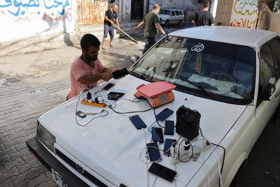 Sinds de elektriciteit is afgesneden in Gaza, proberen mensen manieren te vinden om hun telefoons op te laden, zodat ze in contact kunnen blijven met hun dierbaren en kunnen proberen informatie te verkrijgen.