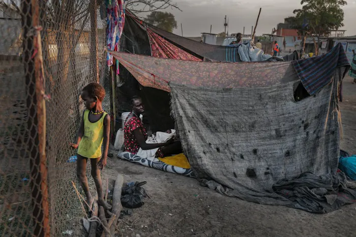 Nowal en haar baby Hoa leven in deze geïmproviseerde tent in de stad Rubkona