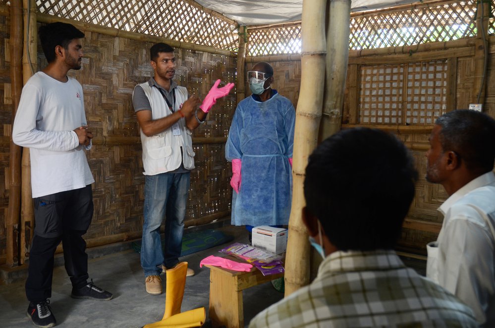 Voorlichting beschemende kleding in vluchtelingenkamp in Bangladesh