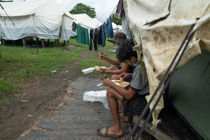 Mensen zitten te eten in Bajo Chiquito, Panama.