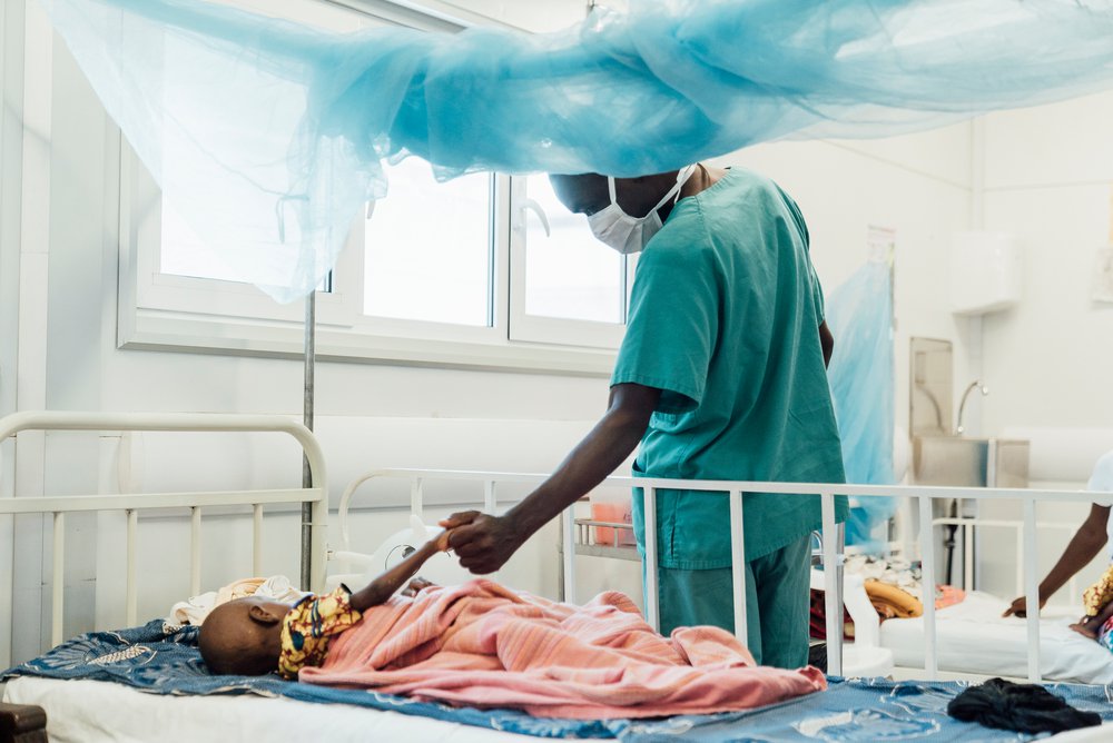 Jongen van 2 wordt behandeld in het voedingscentrum