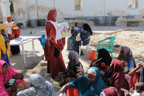 Een medewerker van Artsen zonder Grenzen geeft voorlichting aan een groep vrouwen in Somalië.