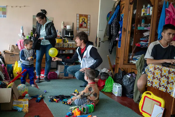 Viktoria (24) vluchtte met haar twee zoons uit Oost-Oekraïne. In de opvanglocatie speelt onze coördinator Paulo met de kinderen