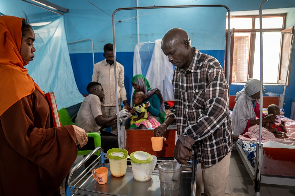 Verpleegkundigen bereiden therapeutische melk voor kinderen die lijden aan ernstige ondervoeding