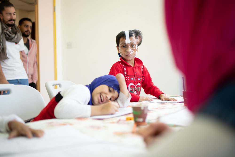 Een meisje in Jordanië met een prothese van Artsen zonder Grenzen.