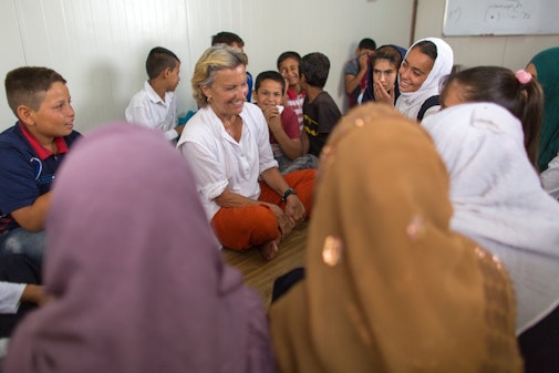 In Irak woedt een hevige strijd. Miljoenen Irakezen zoeken een toevlucht elders in hun land. Psychosociaal medewerker Eva Raith Ruder geeft psychologische zorg in een vluchtelingenkamp in Khanaqin