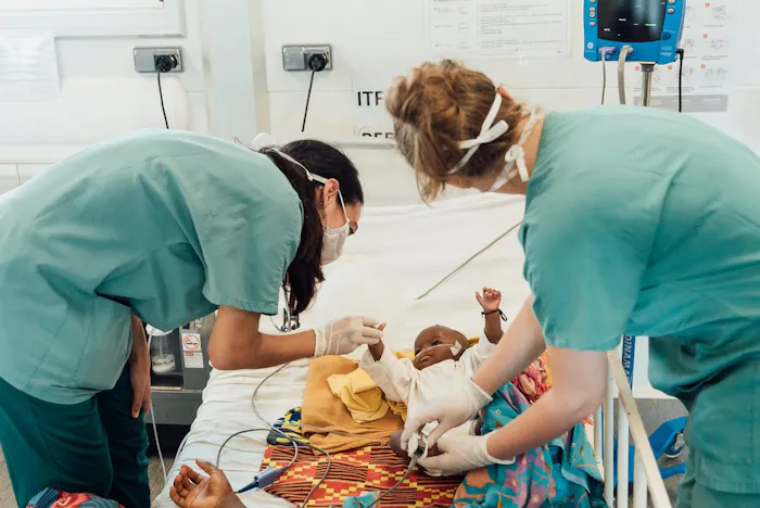 Arts en verpleegkundige beoordelen een patiënt op de intensive care