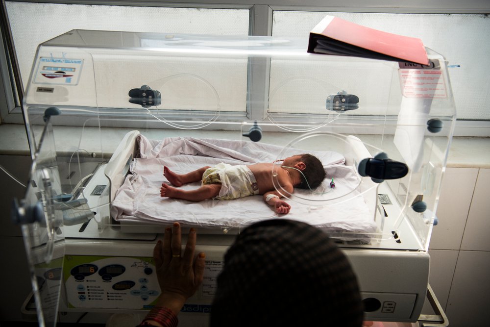 Een baby en zijn moeder in het Boost-ziekenhuis in Afghanistan