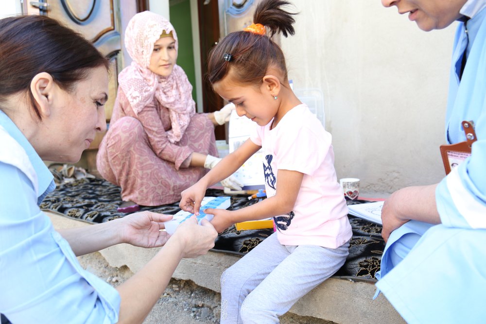 Een meisje wordt behandeld in een tuberculose-kliniek in Tadzjikistan