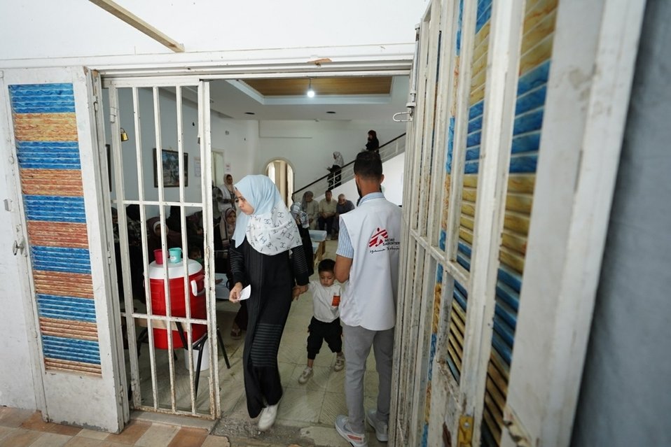 Een groep patiënten in een kliniek van Artsen zonder Grenzen in Gaza.