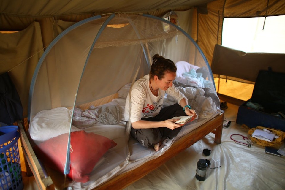 AzG medewerker in tent in Bentiu
