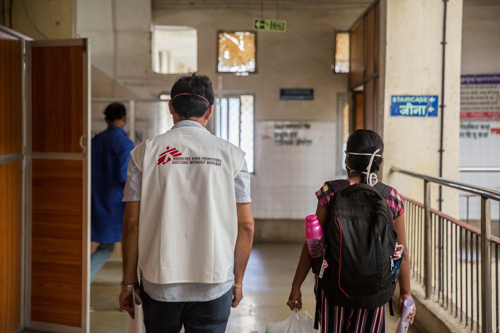 Arts loopt met patiënt mee die het ziekenhuis gezond weer mag verlaten