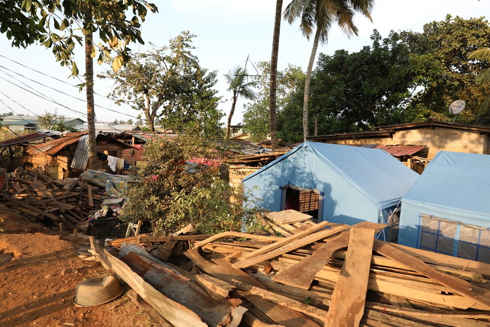 Woningen aan de oever van de rivier zijn verwoest door water