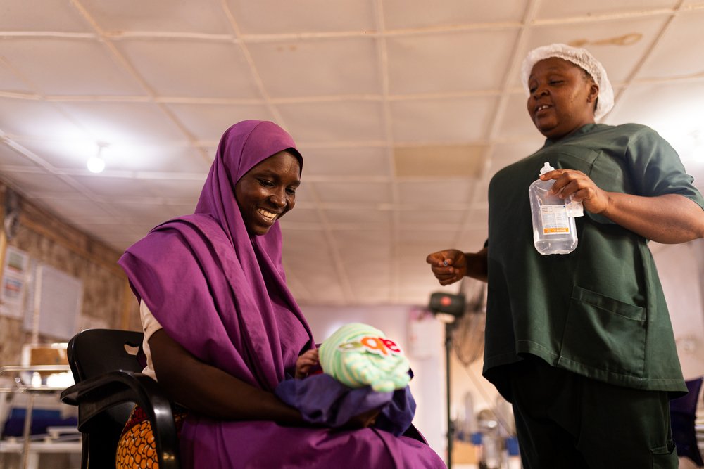 Verpleegkundige verzorgt moeder en baby in het ziekenhuis in Nigeria