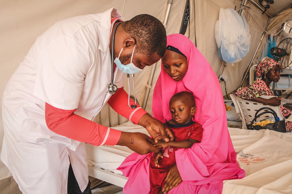 Arts Ibrahim onderzoekt Ja'afar. Het jongetje is ernstig ondervoed en wordt behandeld in ons ziekenhuis in Maiduguri, Nigeria