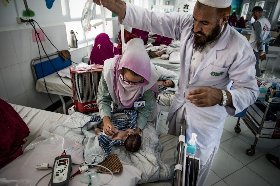 Internationale en Afghaanse hulpverleners op intensive care voor kinderen