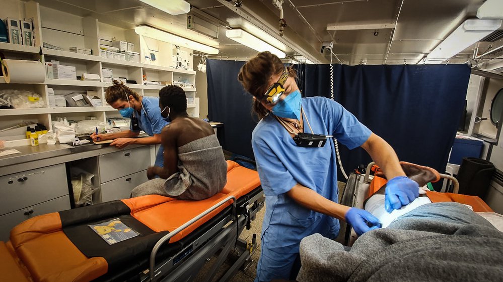 Kliniek aan boord reddingsschip Artsen zonder Grenzen op de Middellandse Zee