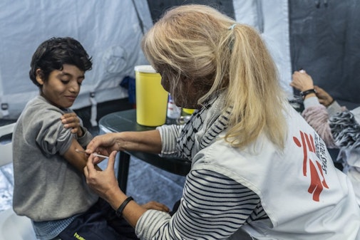Kinderen vaccineren op Lesbos
