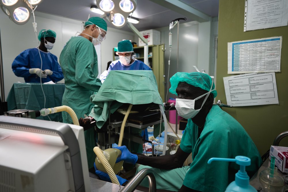 Chirurg en arts in de operatiekamer in AzG ziekenhuis in Zuid-Soedan