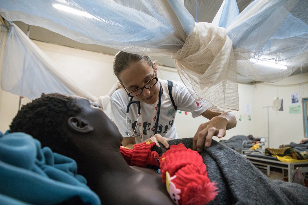 Pasgeboren tweeling in een vluchtelingenkamp in Tanzania