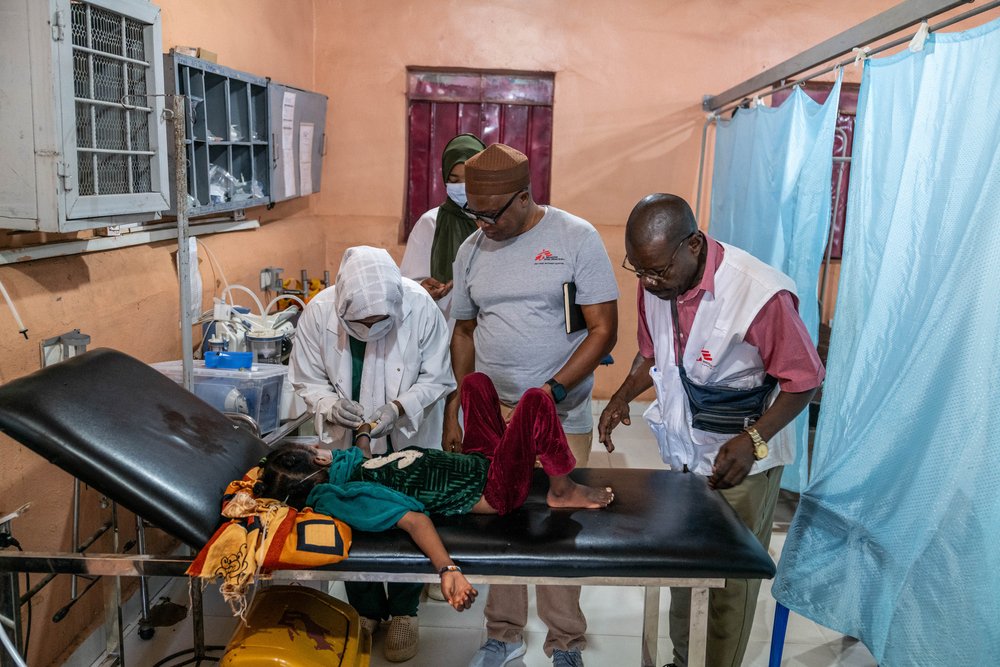 Artsen zonder Grenzen vangt een kind op in de spoedeisende hulp van een ziekenhuis in Soedan