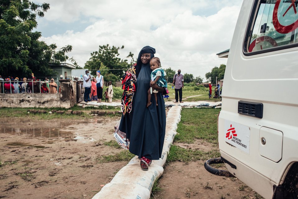 Het dochtertje van Hannatu is ondervoed. In onze mobiele kliniek wordt zorgvuldig gekeken of het meisje al vooruitgang boekt