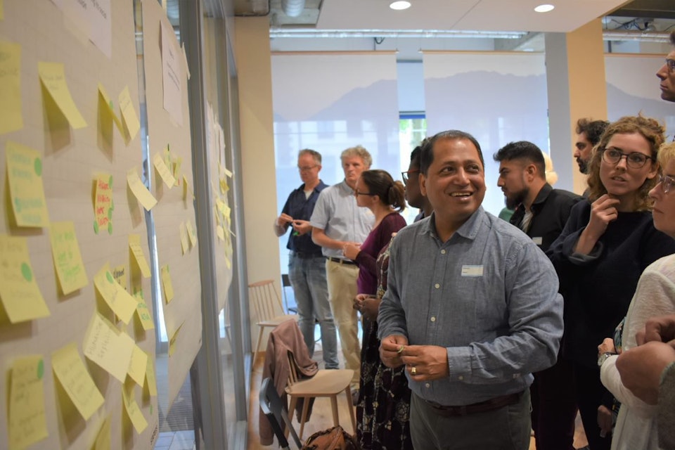 Bestuursleden werken aan een opdracht tijdens de internationale algemene ledenvergadering van Artsen zonder Grenzen, Amsterdam 2019
