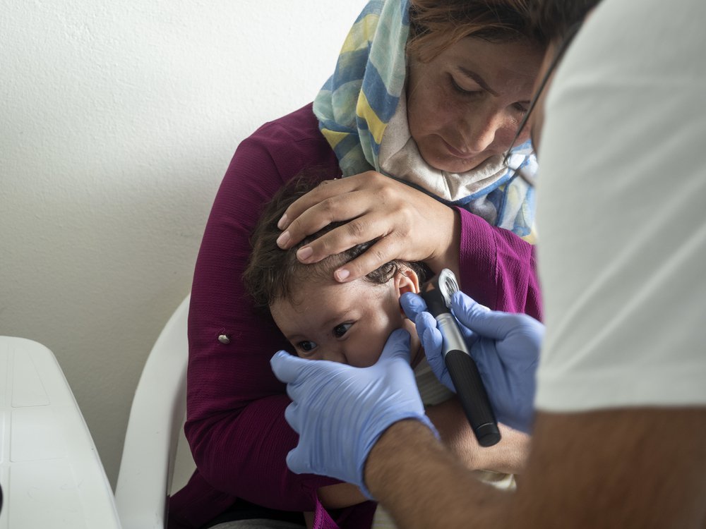 Baby wordt onderzocht in noodkliniek op Lesbos