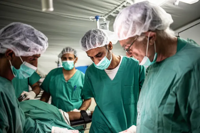 Chirurgen ana het werk in Mocha, Jemen