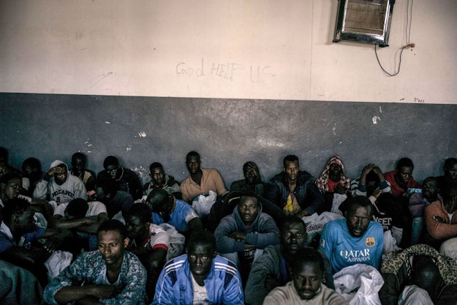 Vluchtelingen en migranten in het Abu Salim detentiecentrum, Tripoli.