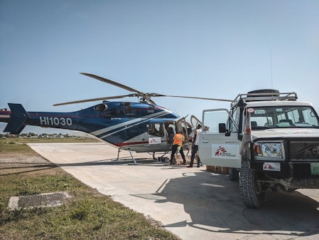 Onze noodhulpgoederen worden in een helikopter geladen om naar Les Cayes te vliegen
