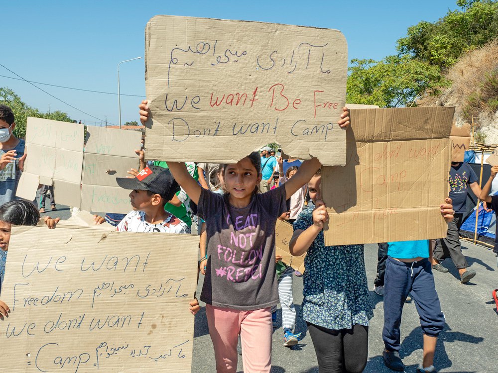 Vluchtelingenkinderen protesteren tegen een nieuw kamp