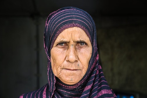 Rasmiyya, 63 jaar woont nu alleen in een vluchtelingenkamp in Irak