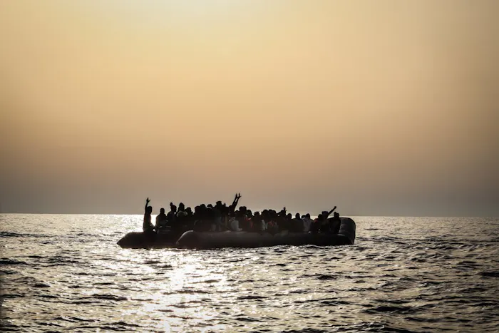 Boot met vluchtelingen op de Middellandse Zee
