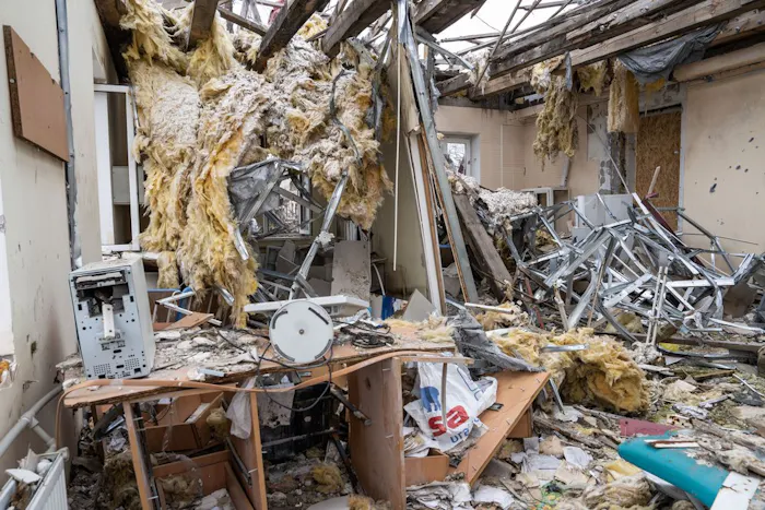 Een compleet verwoeste kliniek in het dorp Posad-Pokrovske, Oekraïne
