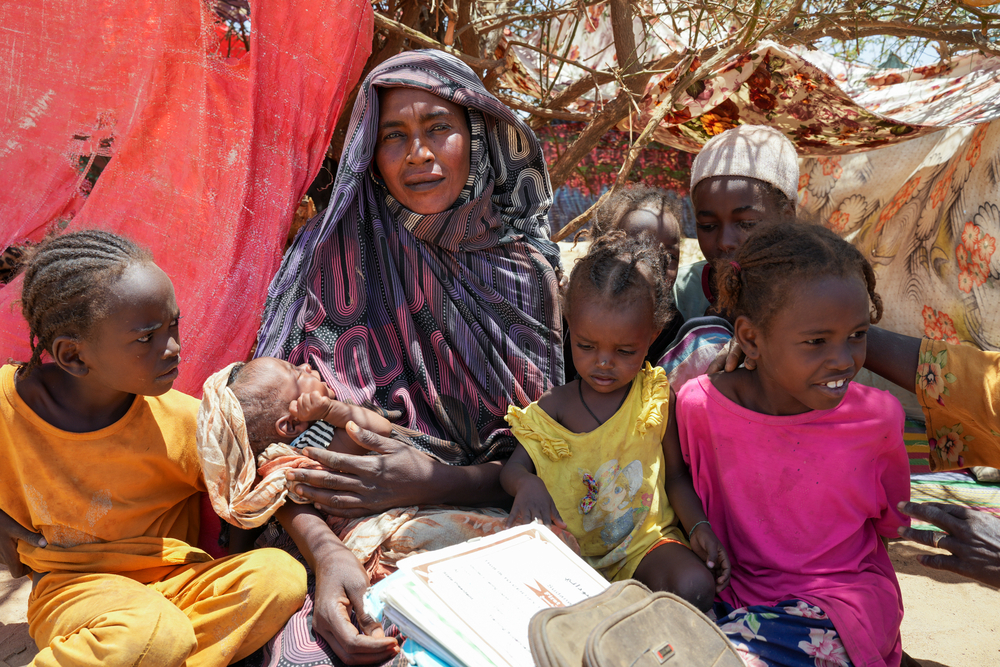 Hassania uit Soedan leeft met haar kinderen in een vluchtelingenkamp. Ze zijn halsoverkop gevlucht voor het geweld.