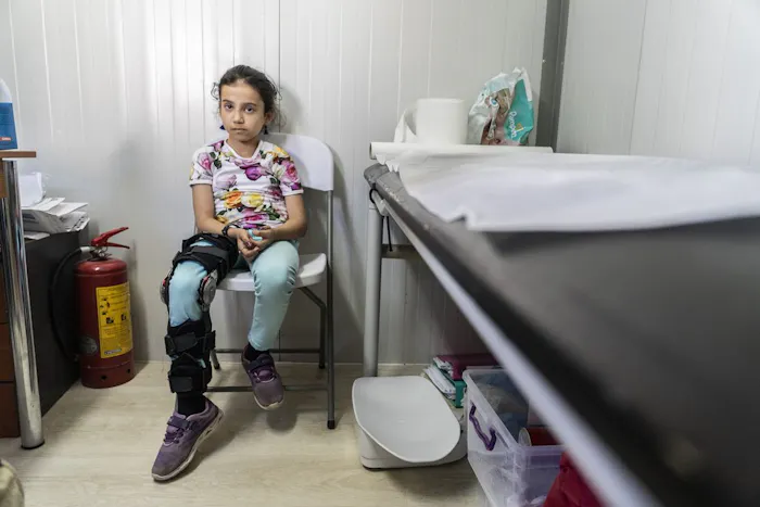 Gewonde Fatima in de kinderkliniek van Artsen zonder Grenzen op Lesbos