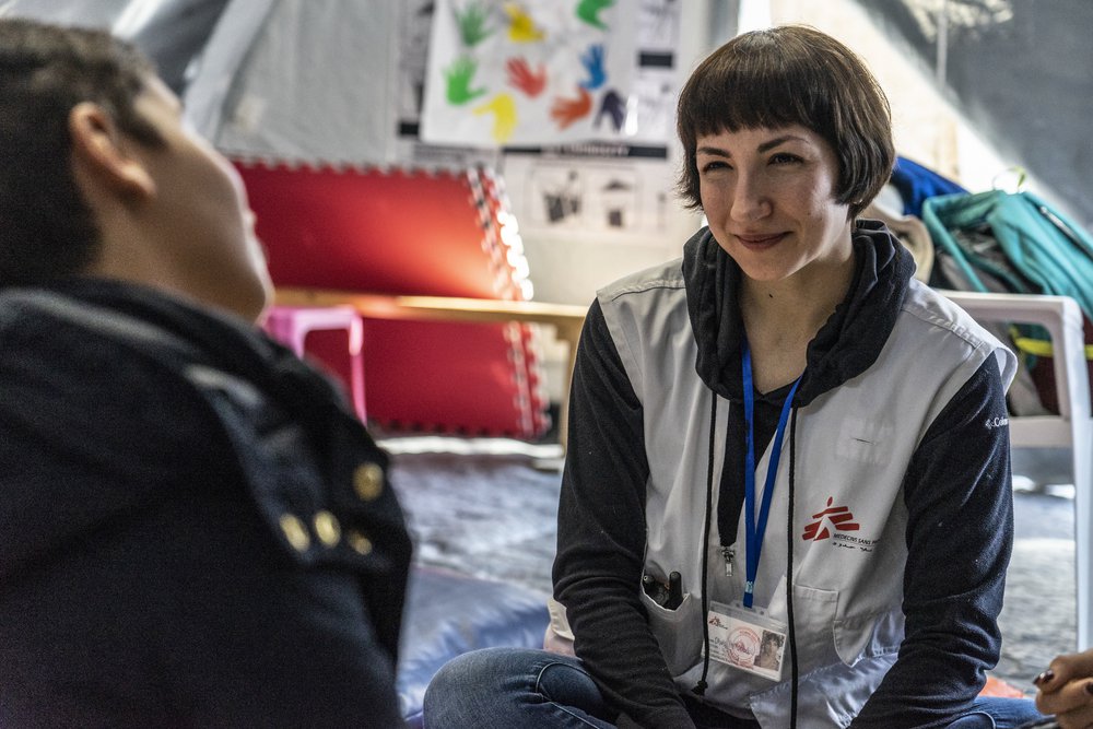 Psycholoog Dani tijdens een consult buiten kamp Moria op Lesbos