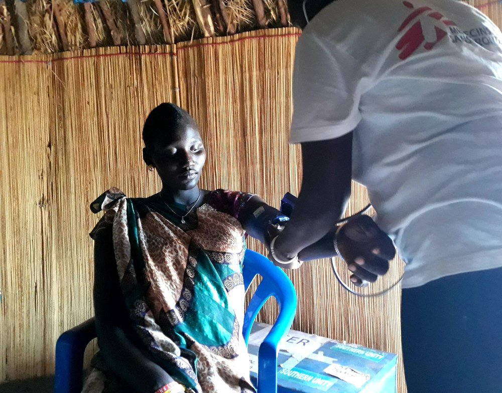 Namuch is zes maanden zwanger van haar eerste kind. Ze liep naar de stad Leer voor een controle in onze kliniek.