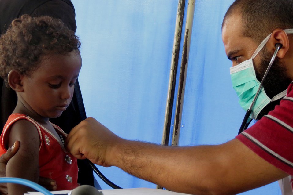 Arts Naseer Abdulkarim onderzoekt een kind op luchtweginfecties tijdens een bezoek met een mobiele kliniek in Al Matayn, een paar kilometer van Abs