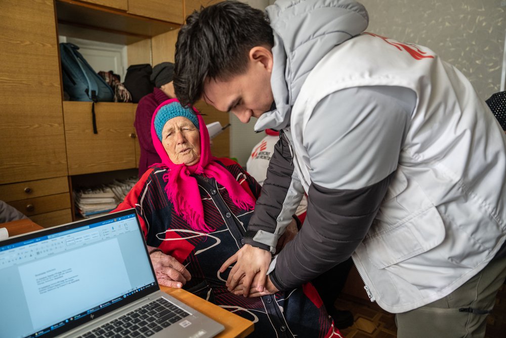 De 90-jaar oude Tamara komt langs voor een check-up in onze mobiele kliniek
