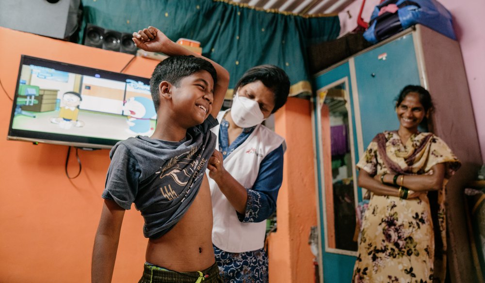 Verpleegkundige doet een lichamelijk onderzoek​ om te kijken of de jongen resistente tuberculose heeft
