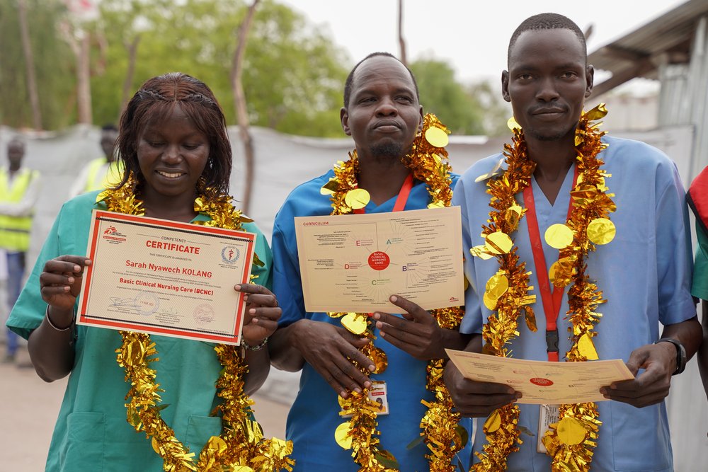 Studenten van de MSF Academy tijdens hun afstuderen in Lankien.