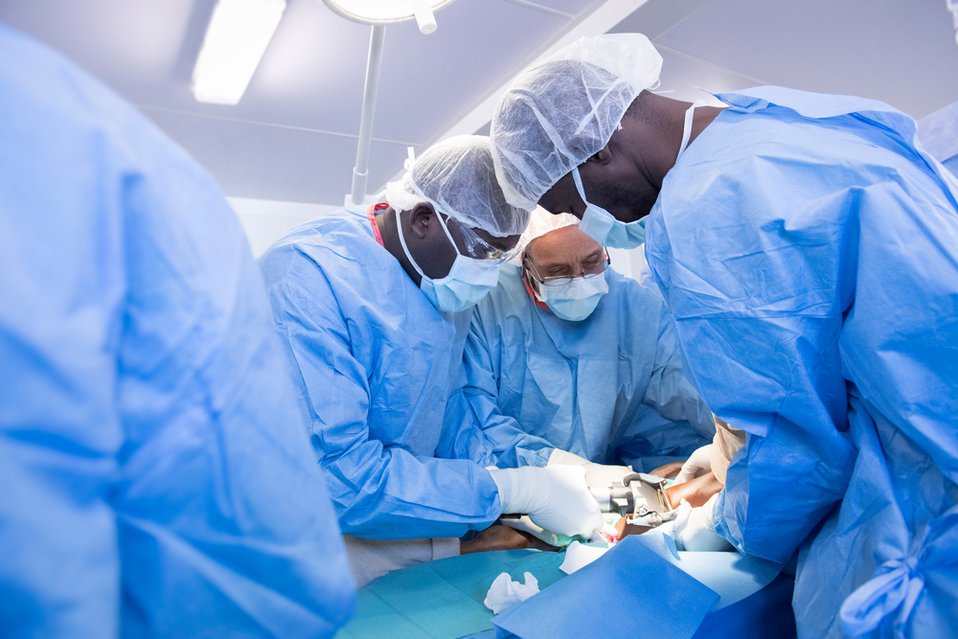 Medewerkers van Artsen zonder Grenzen trainen een chirurg in Haíti.