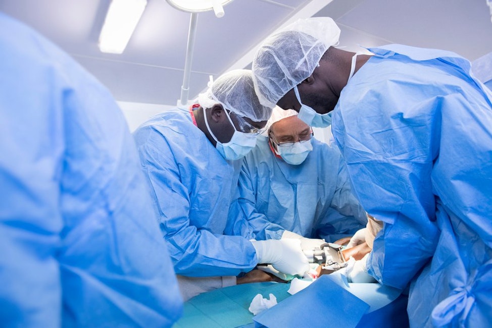 Medewerkers van Artsen zonder Grenzen trainen een chirurg in Haíti.