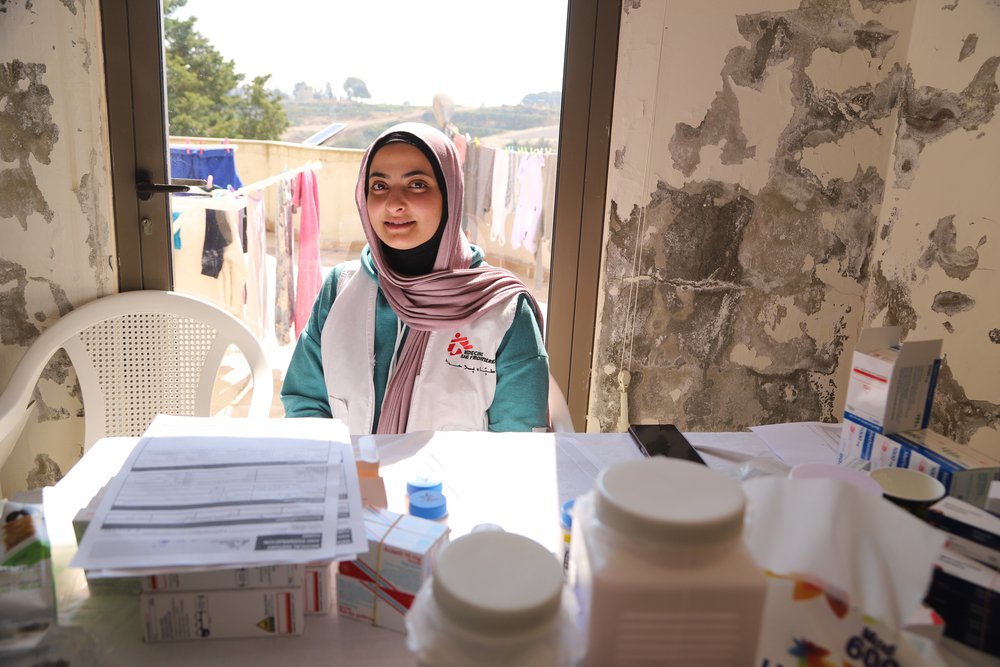 MSF hulpverleners verlenen zorg aan ontheemde mensen in een mobiele kliniek